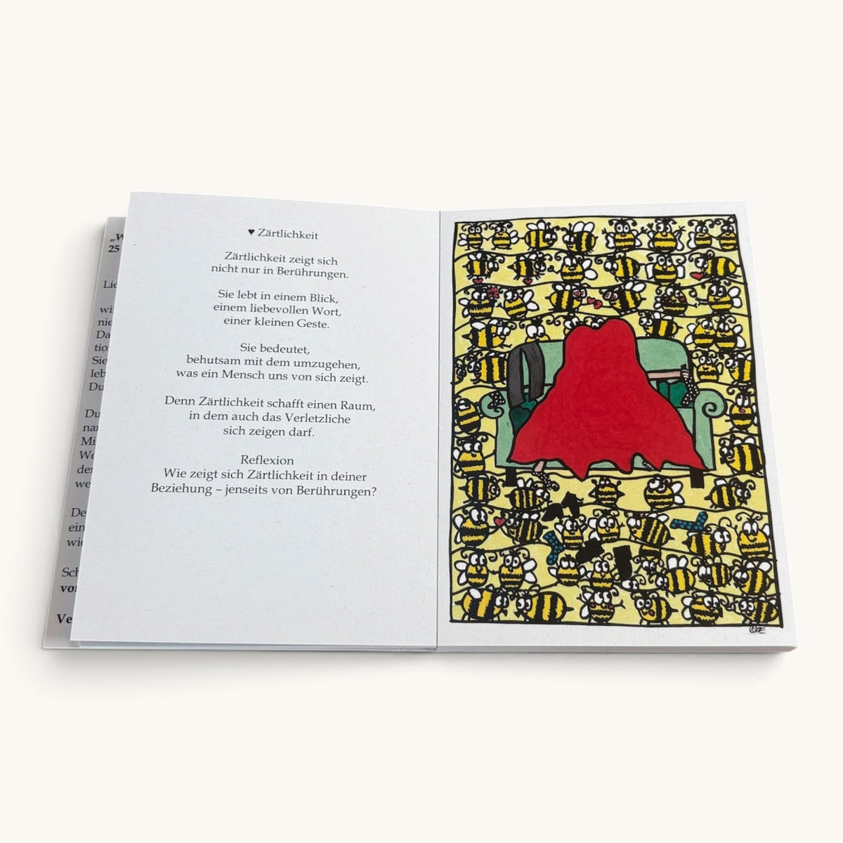 Kartenbuch aufgeschlagen mit Illustration und Reflexionsfragen