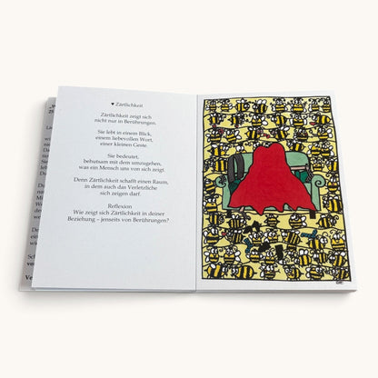 Kartenbuch aufgeschlagen mit Illustration und Reflexionsfragen