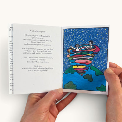 Kartenbuch in der Hand – Größenvergleich