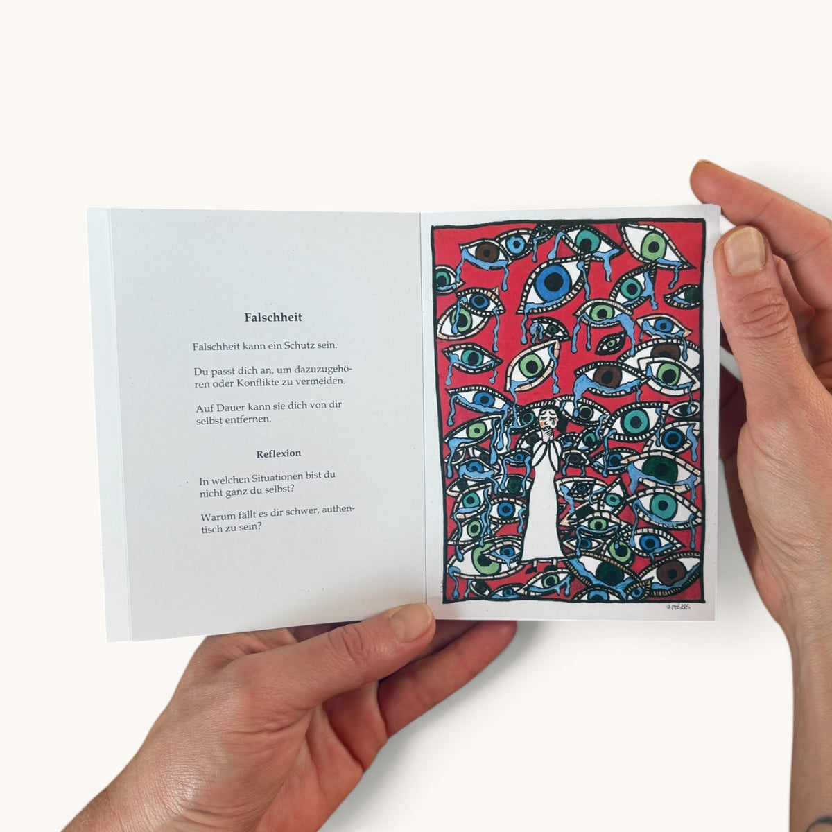 Kartenbuch Teil 2 in der Hand – Größenvergleich