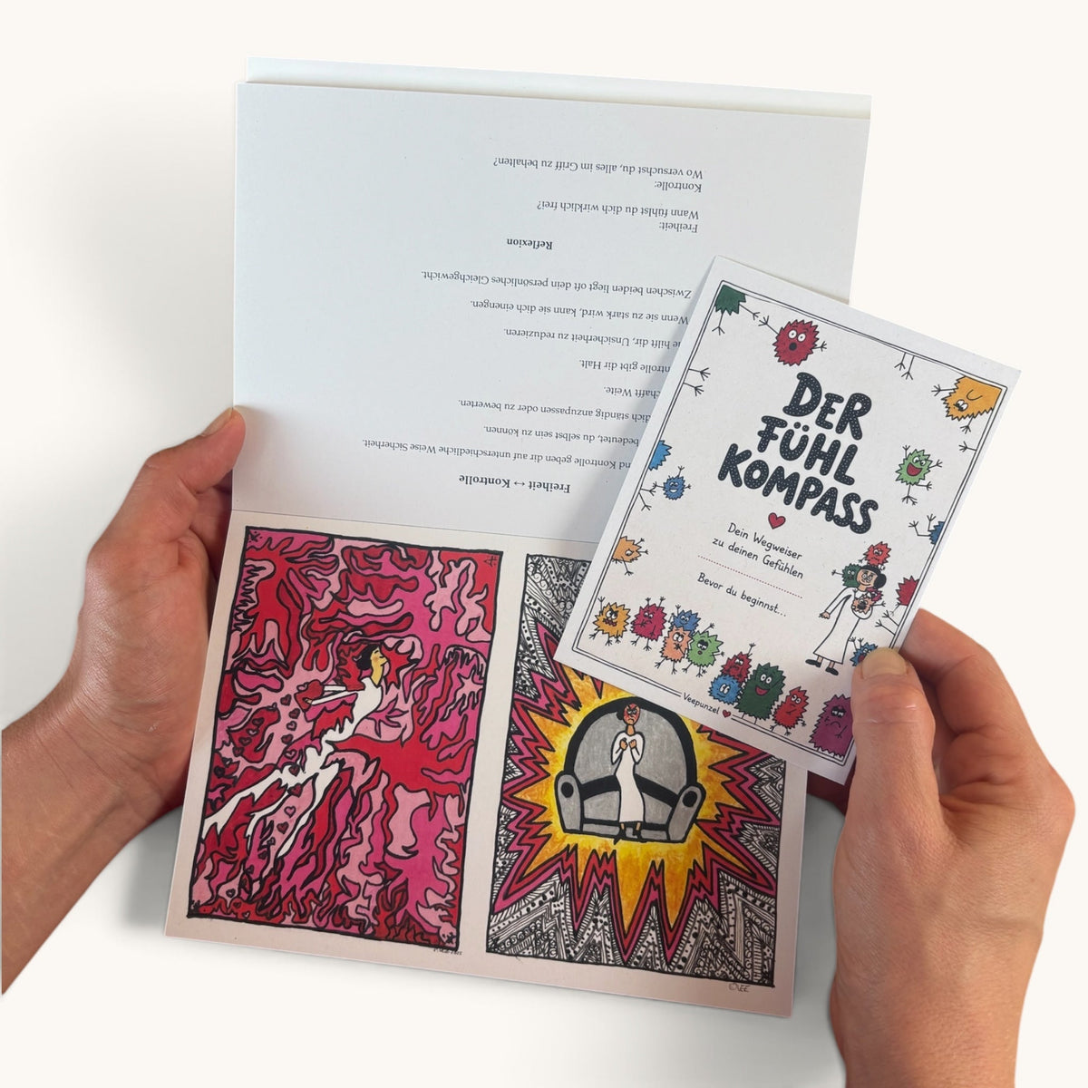 Kartenbuch Dualität in der Hand – Größenvergleich